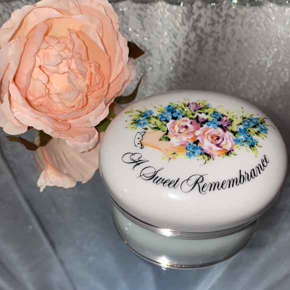 Avon Other - Vintage Avon 🌸 Jewelry Trinket